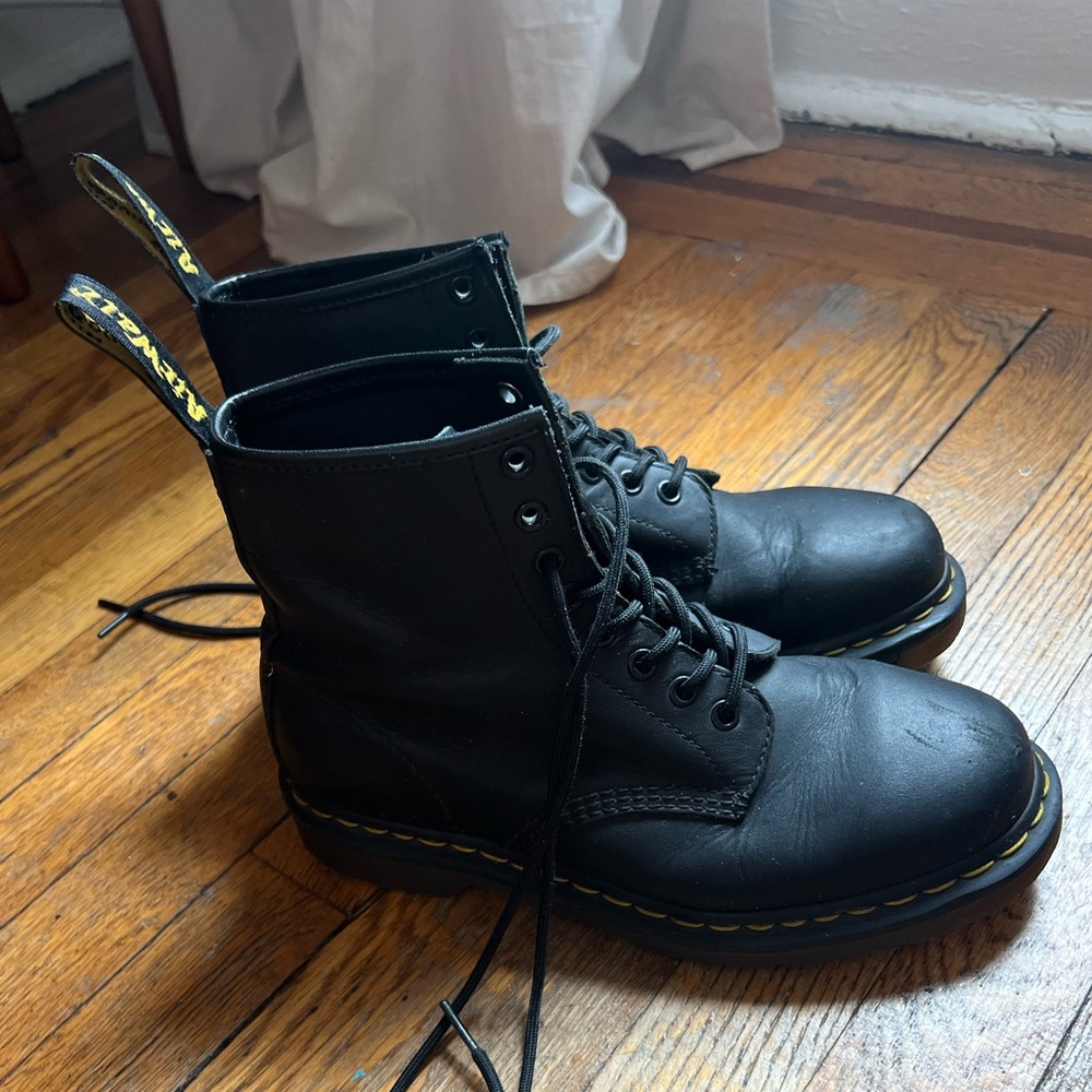 Dr. Martens 1460 WOMEN'S SMOOTH LEATHER LACE UP BOOTS